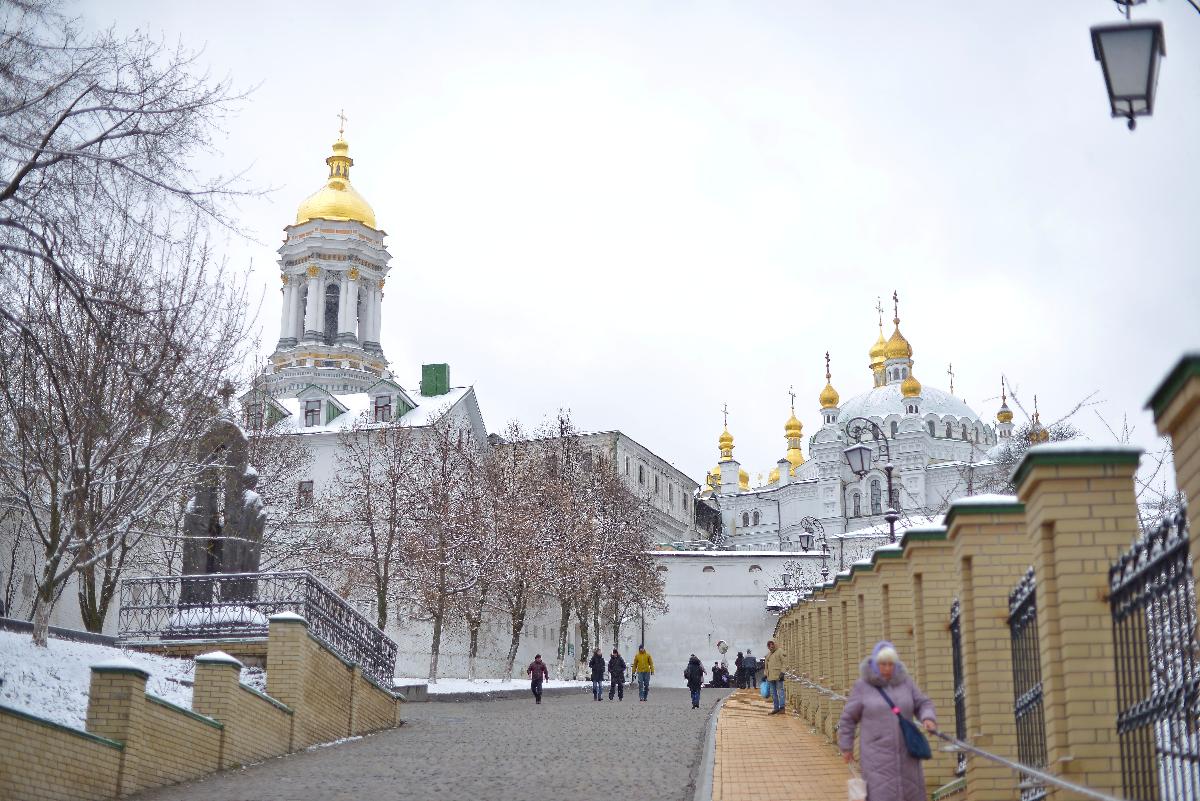 Киево-Печерская лавра, трапезный храм, колокольня, захват Лавры, Киевская святыня\святыни, верующие, прихожане, православные, люди идут на молитву, защита святой Лавры, віряни, православні, віруючі, Києво Печерська Лавра