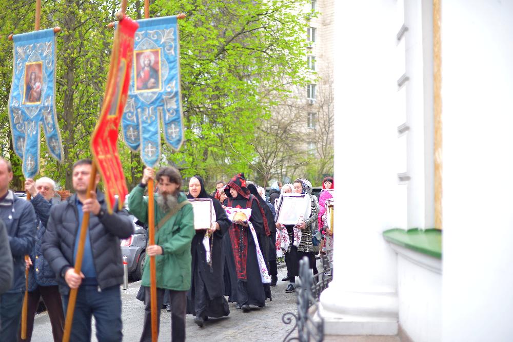 монастири киева , монастырь Крестный ход , хоругви , Введенский монастырь , мужской монастырь украинской православной церкви , Крестный ход вокруг монастыря