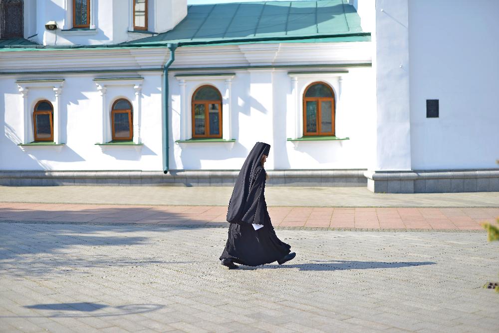 Православний чернець йде на службу. Православный монах идет на службу. An Orthodox monk goes to the service.