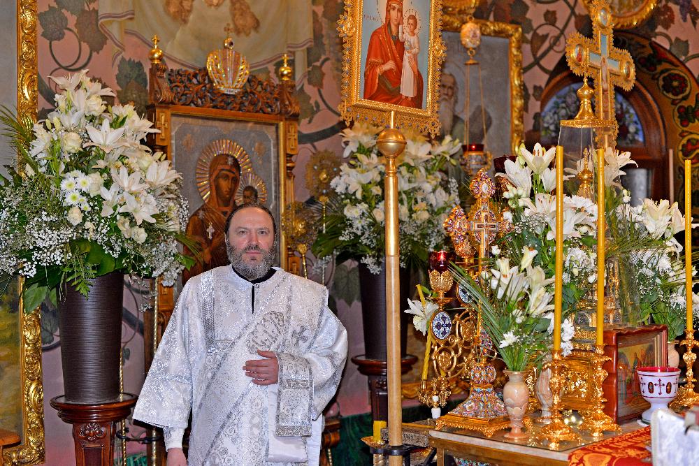 Введенский монастырь , в православном храме , иеродиакон в алтаре , алтарь в цветах