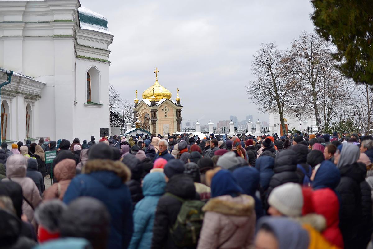 Киево-Печерская лавра, захват Лавры, Киевская святыня\святыни, верующие, прихожане, православный люд, православные, люди идут на молитву, защита святой Лавры, віряни, православні, віруючі,