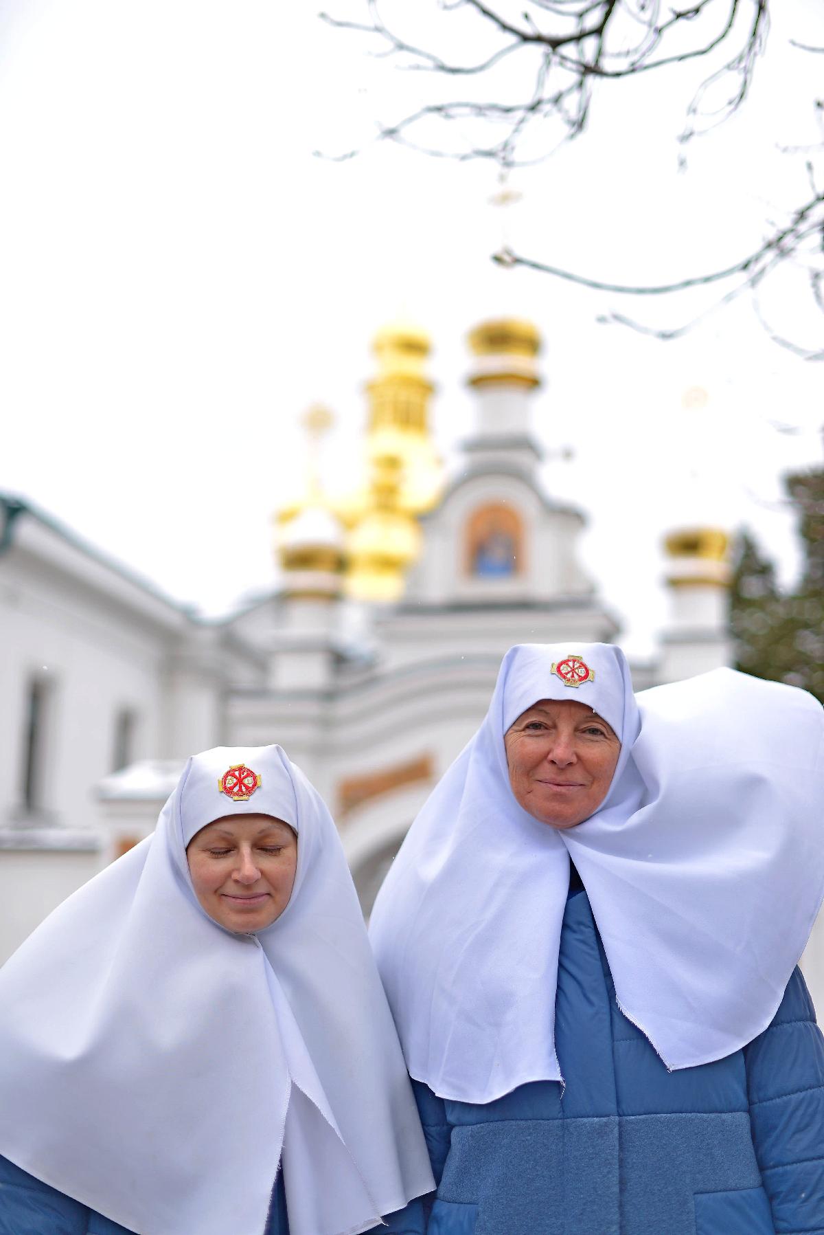 Киево-Печерская лавра , сестры милосердия , сестра спит на ходу , ветер раздувает апостольник , женщины посвятившие себя на служение Богу и людям Kiev-Pechersk Lavra, sisters of mercy, the sister sleeps on the go, the wind inflates the apostle, women who 