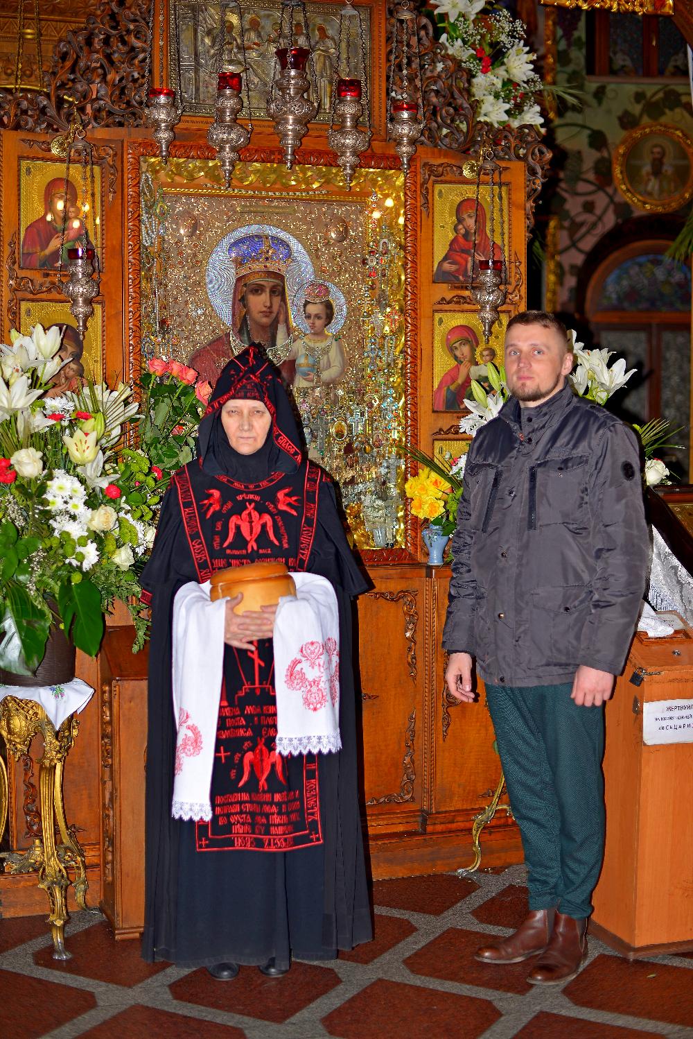 Введенский монастырь , в православном храме , чудотворная икона Призри на смирение , схимница , артос , верующий , великая схима  