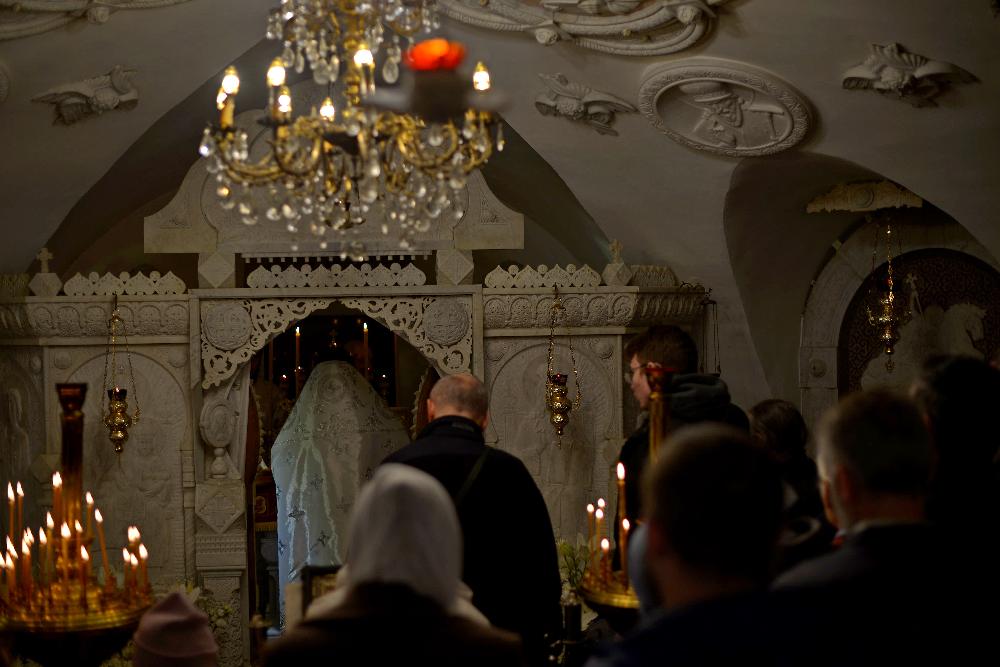 Введенский монастырь , в православном храме , мраморный храм , красивый храм из белого мрамора , подземный храм 