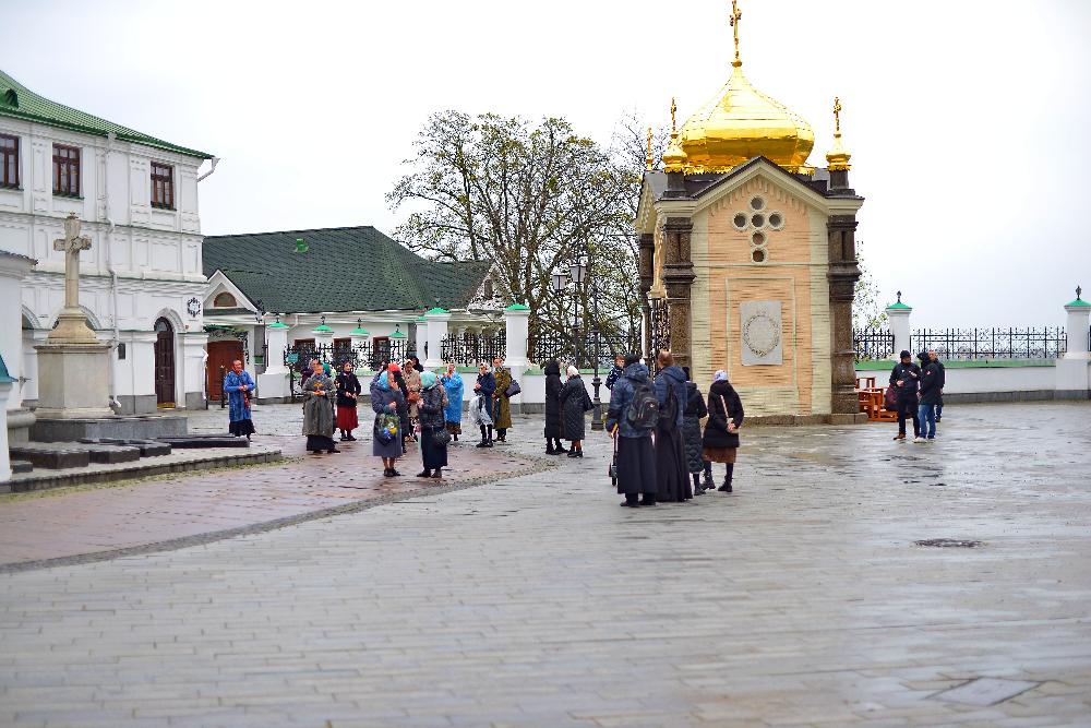 Киево-Печерская лавра, захват Лавры, Киевская святыня\святыни, верующие, молитвенное стояние, прихожане, православный люд молится, православные, люди идут на молитву, защита святой Лавры, віряни, православні, віруючі,