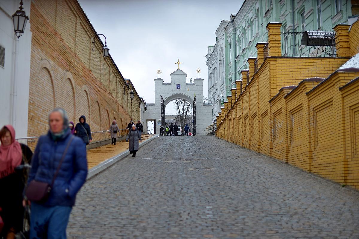 Киево-Печерская лавра вход \ спуск, захват Лавры, Киевская святыня\святыни, верующие, прихожане, православные, люди идут на молитву, защита святой Лавры, віряни, православні, віруючі,