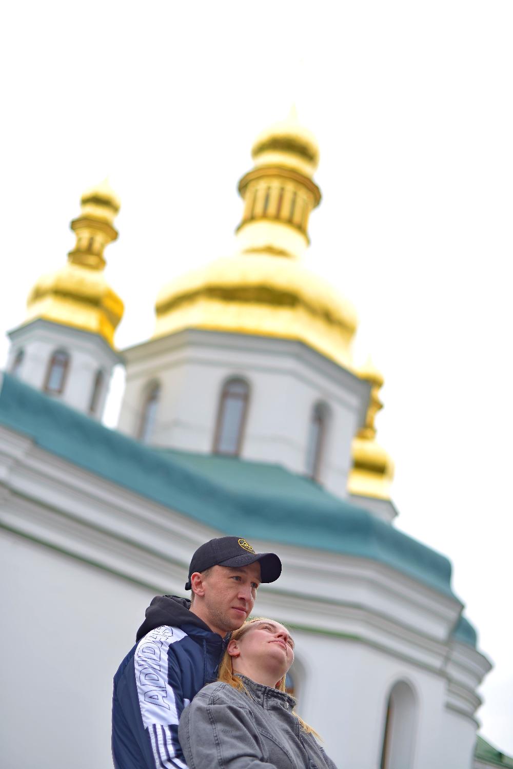 Киево-Печерская лавра, непростая православная пара, сладкая парочка, жених и невеста, парень с девушкой, парень с татуировкой тигра, верующие, віряни, православні, віруючі, Kiev-Pechersk Lavra, a complicated Orthodox couple, a sweet couple, a bride and groom, a guy with a girl, a guy with a tiger tattoo, believers