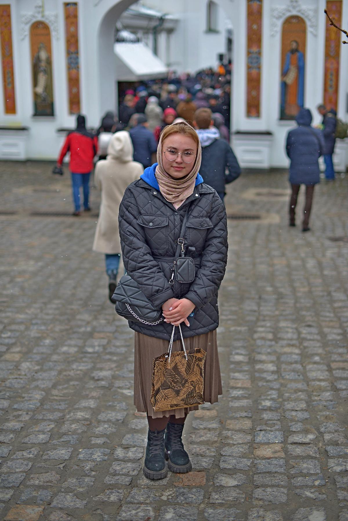 Киево-Печерская лавра, красивая девушка в очках на фоне церкви , на фоне храма , девушка в юбке , православная , верующая , спит на ходу Kiev-Pechersk Lavra, a beautiful girl in glasses against the backdrop of the church, against the backdrop of the templ