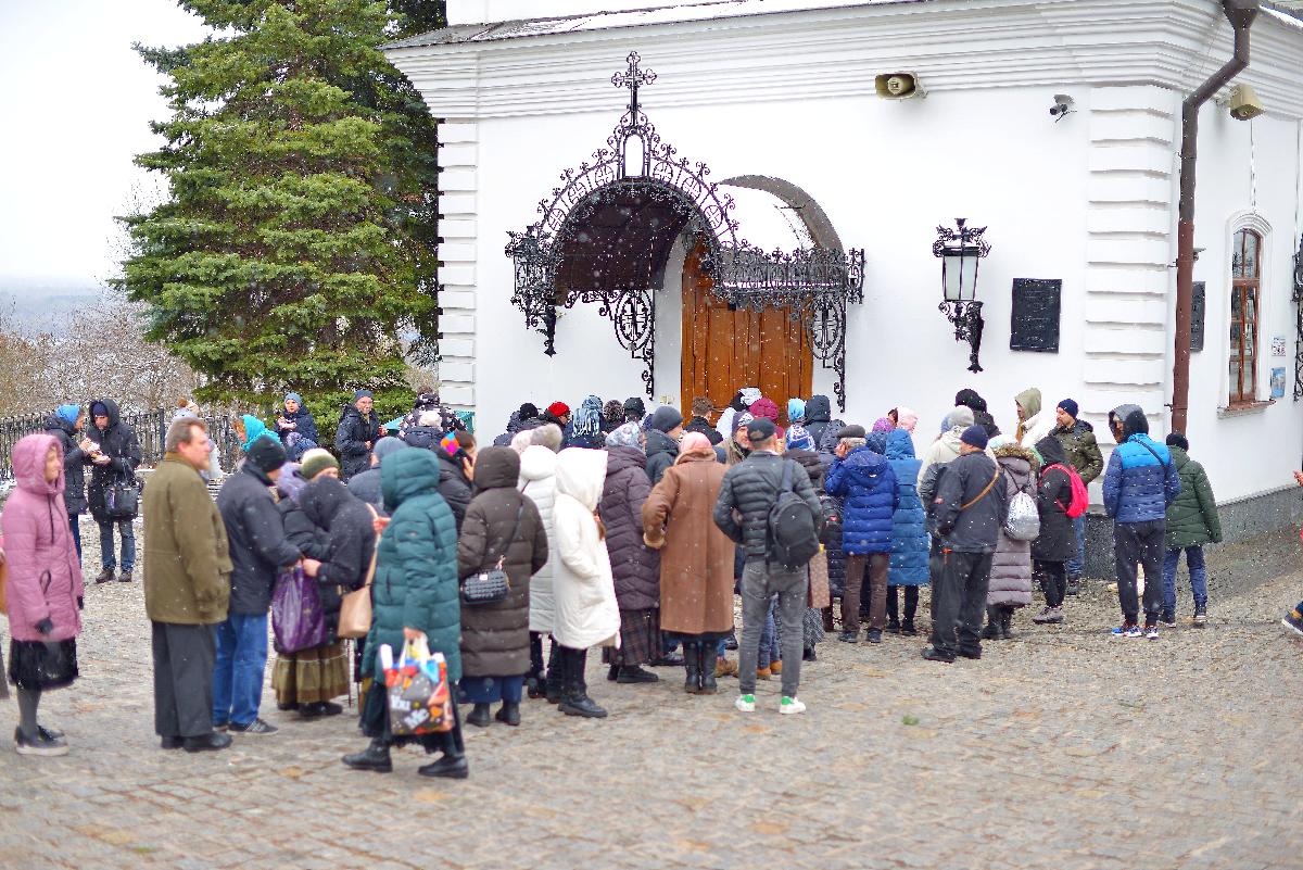 Киево-Печерская лавра, защита Лавры, очередь паломников за едой , трапеза , очередь за едой 