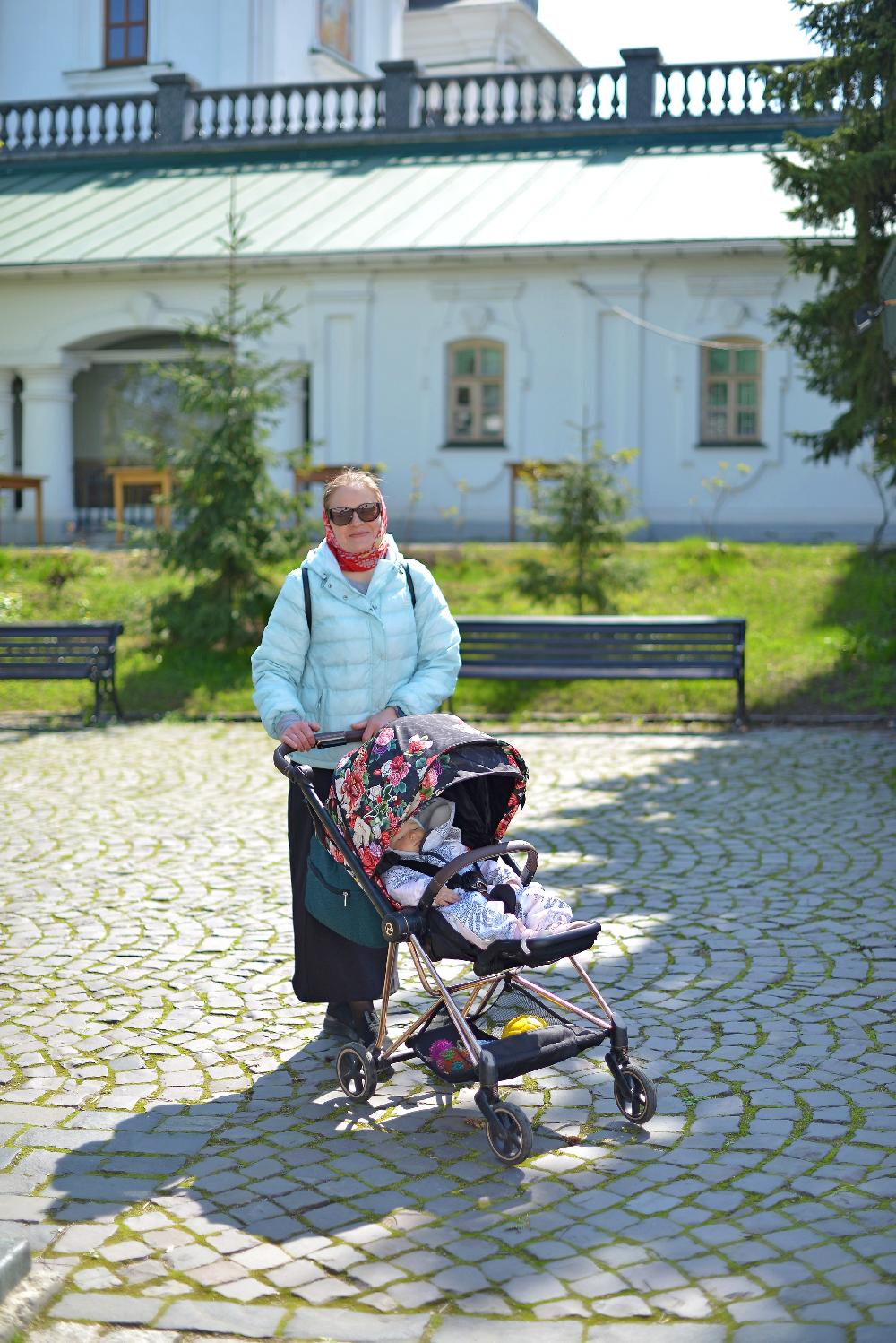 православная женщина с ребенком в коляске, православна жінка з дитиною в колясці Orthodox woman with a baby in a stroller