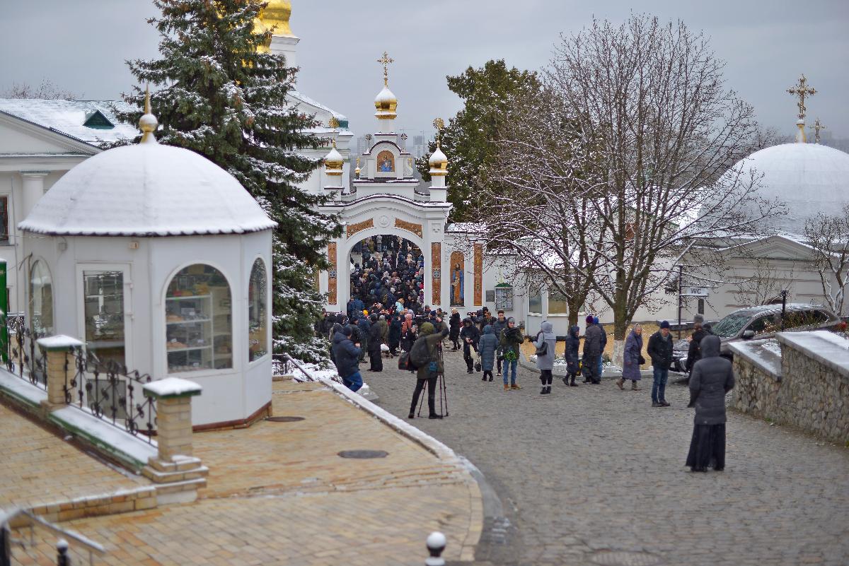 Киево-Печерская лавра, захват Лавры, Киевская святыня\святыни, верующие, прихожане, православные, люди идут на молитву, защита святой Лавры, віряни, православні, віруючі,