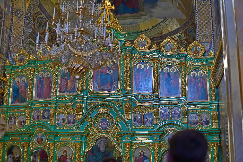 Православний храм всередині, зелений вівтар. An Orthodox church inside, a green altar. Православный храм внутри, зеленый алтарь.