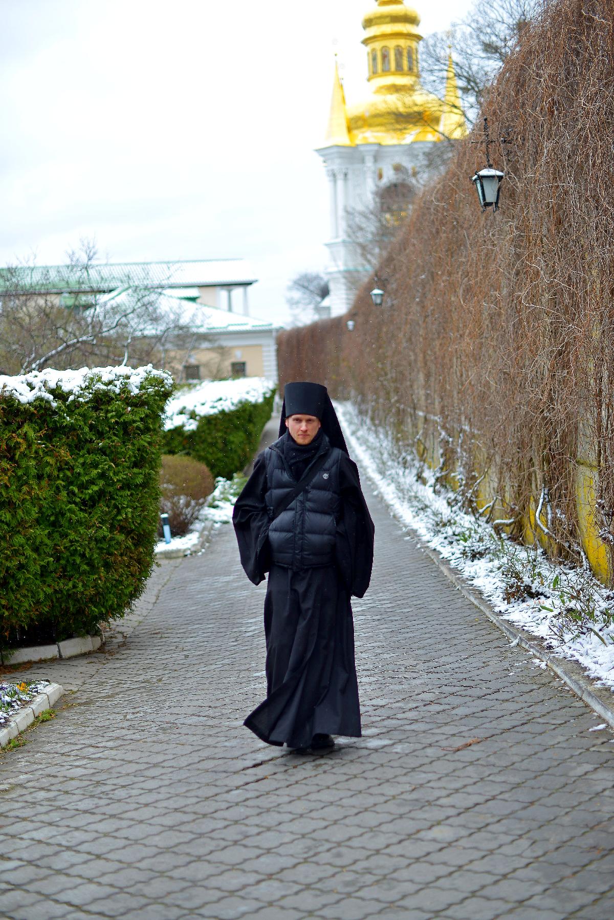 Киево-Печерская лавра, монах идёт на молитву Kiev-Pechersk Lavra, a monk goes to prayer