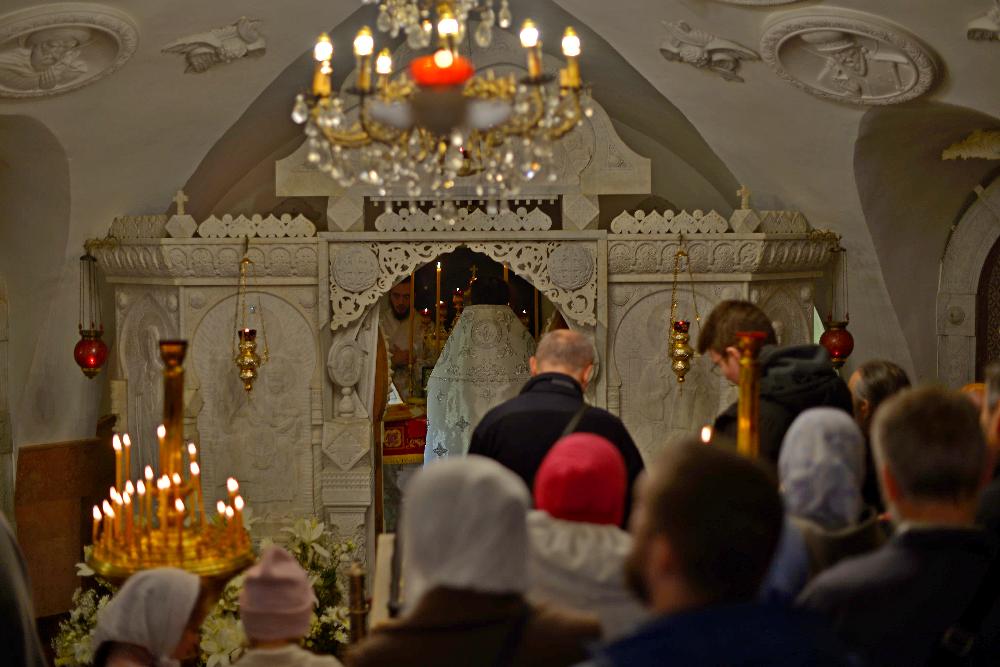 Введенский монастырь , в православном храме , мраморный храм , красивый храм из белого мрамора , подземный храм 