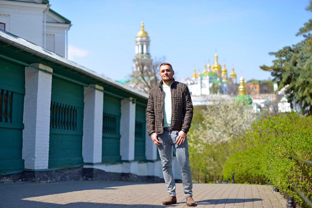 Парень на фоне Святой Лавры Хлопець на фоні Святої Лаври The guy on the background of the Holy Lavra