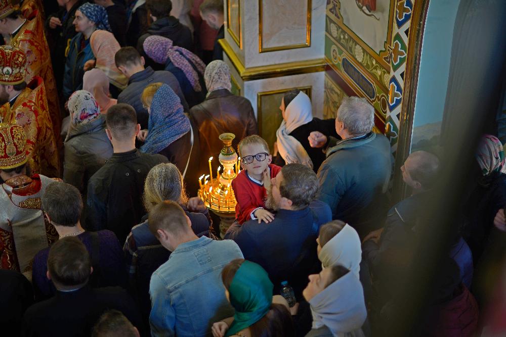 Служба в Києві Печерській лаврі, хлопчик в окулярах, читання євангелії, кадіння на вечірні, собор священиків, архієрейська служба. Служба в Киево Печерской лавре с митрополитом Онуфрием, каждение, собор священников, чтение евангелия, мальчик в очках, архиерейская служба. Service at the Kiev Pechersk Lavra with Metropolitan Onuphry, censing, a council of priests, Boy in glasses, a hierarchal service.