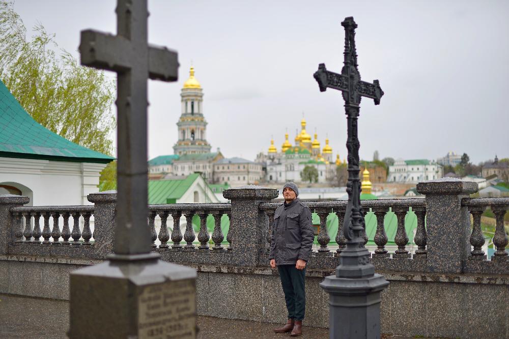 Киево-Печерская лавра, бородатый пономарь, бородатых христианин, брутальный мужчина, добрый человек на святом месте Kiev-Pechersk Lavra, bearded sacristan, bearded Christian, brutal man, kind man in a holy place