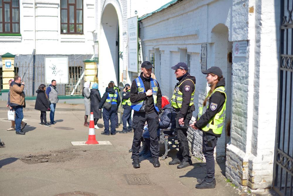 Киево-Печерская лавра, захват Лавры, полиция в Лавре пускает только по паспортам, люди идут на молитву, защиту святой Лавры, верующие, православные Киевская святыня\святыни, верующие, молитвенное стояние, поліція в Лаврі пускає тільки за паспортами, люди йдуть на молитву, захист святої Лаври, віряни, православні the police in the Lavra allow entry only with passports, people go to prayer, protection of the Holy Lavra, believers, Orthodox