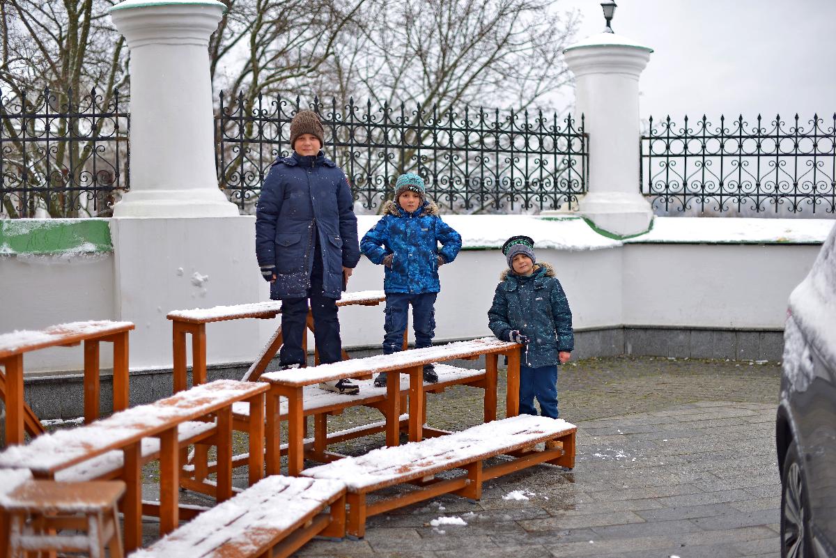 Киево-Печерская лавра, дети играют в снежки , три брата акробата 