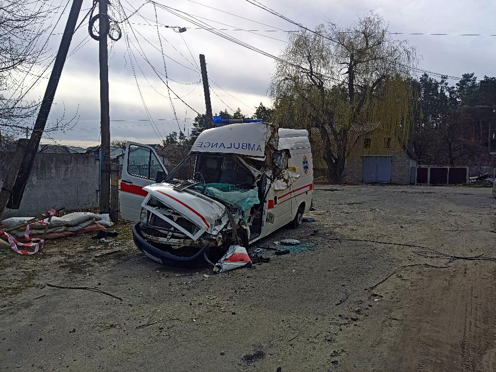 Війна в Україні, дороги в Україні під час війни, кинуті автомобілі на дорозі під час війни, знищений під час війни автомобіль швидкої допомоги, розбиті автомобілі на дорозі під час війни, розбиті автомобілі на дорозі під час військових дій  Война в Украине, дороги в Украине во время войны, брошенные автомобили на дороге во время войны, уничтоженный во время войны автомобиль скорой помощи, разбитые автомобили на дороге во время войны, разбитые автомобили на дороге во время военных действий War in Ukraine, roads in Ukraine during the war, abandoned cars on the road during the war, an ambulance destroyed during the war, wrecked cars on the road during the war, wrecked cars on the road during hostilities