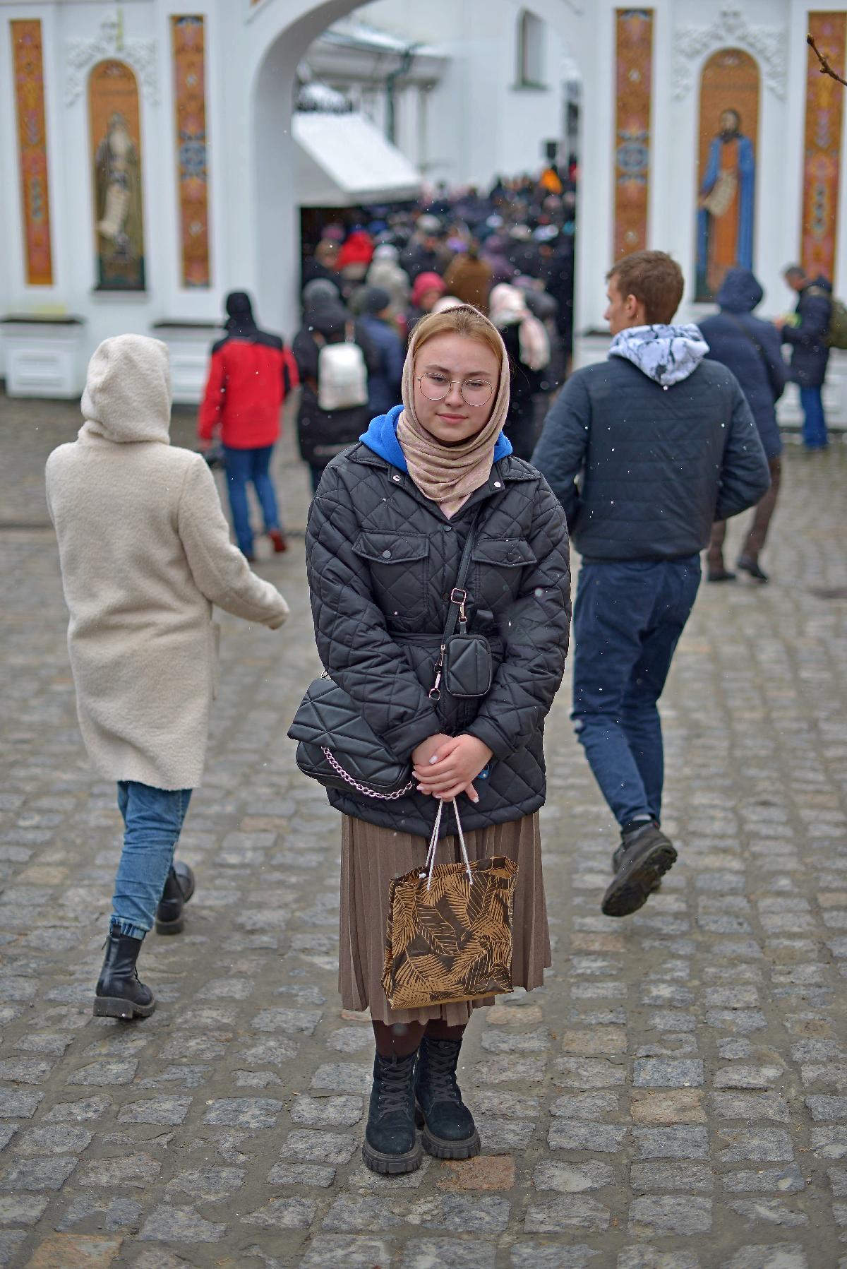 Киево-Печерская лавра, красивая девушка в очках на фоне церкви , на фоне храма , девушка в юбке , православная , верующая , спит на ходу Kiev-Pechersk Lavra, a beautiful girl in glasses against the backdrop of the church, against the backdrop of the templ