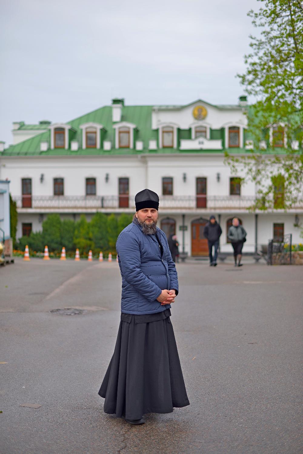 Киево-Печерская лавра, захват Лавры, монах Лавры, Киевская святыня\святыни, верующие, молитвенное стояние, прихожане, православный люд молится, православные, люди идут на молитву, защита святой Лавры, віряни, православні, віруючі,