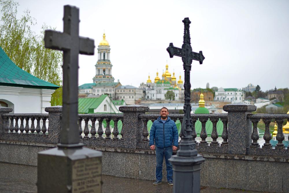 фото Киево-Печерской лавры скачать бесплатно в хорошем качестве, кресты, христианин в Лавре 