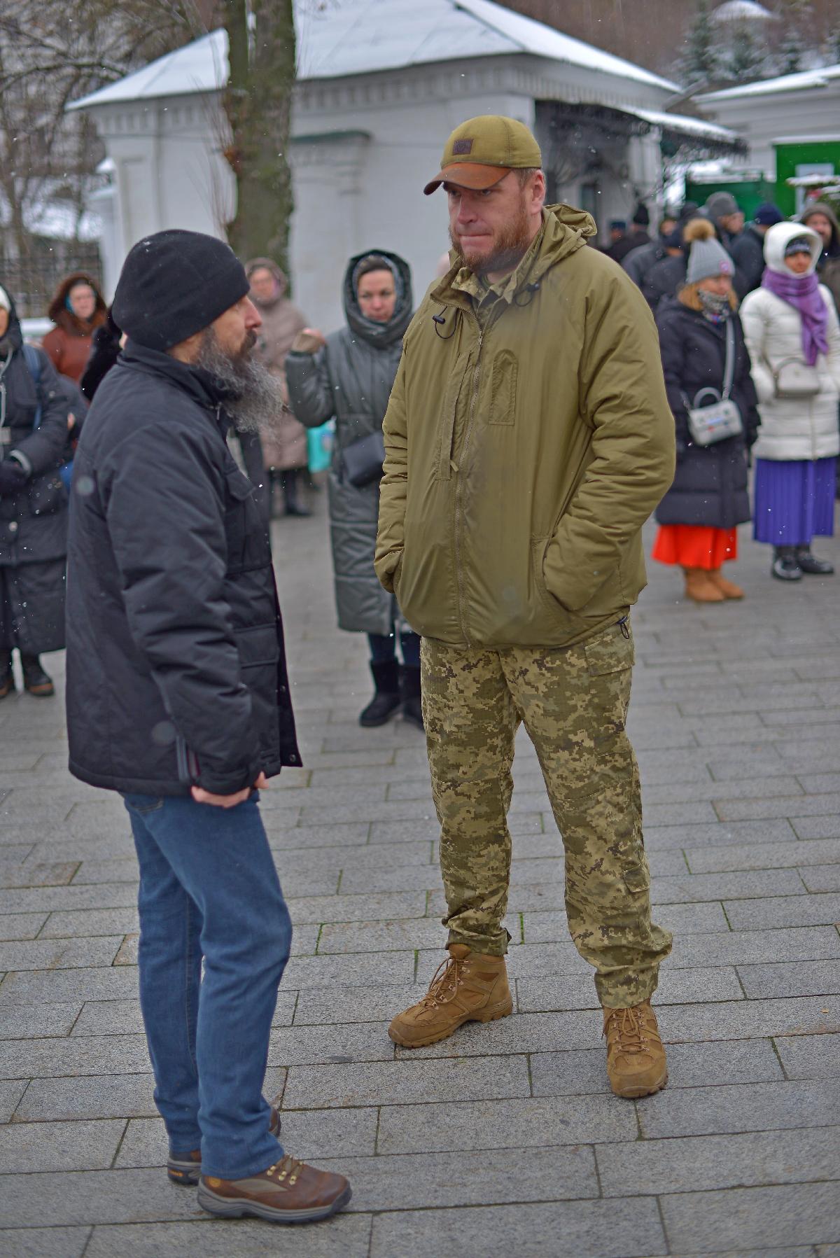 Киево-Печерская лавра, захват Лавры, православный военный общается с братом, Киевская святыня\святыни, верующие, молитвенное стояние, прихожане, православный люд молится, православные, люди идут на молитву, защита святой Лавры, віряни, православні, віруюч