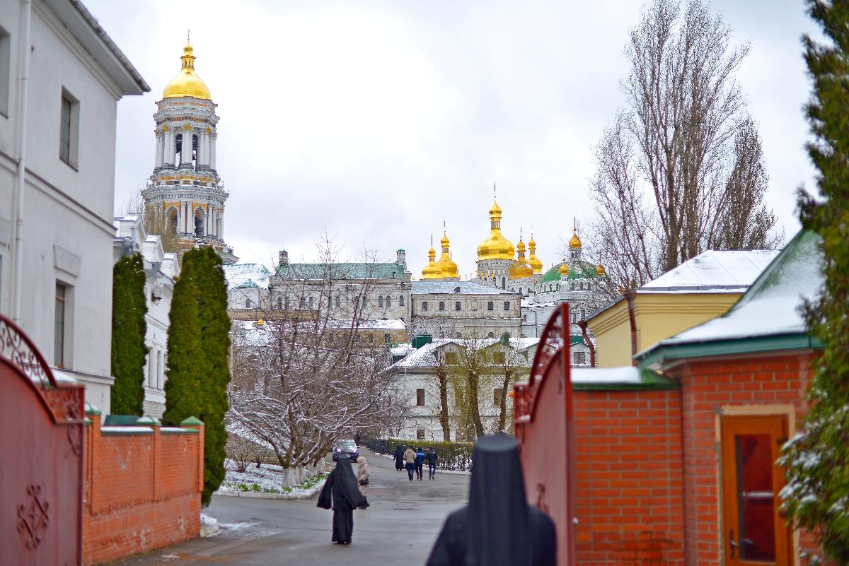 Киево-Печерская лавра, Лаврская колокольня , Успенский храм , Трапезный храм , очень красивое фото Святого места