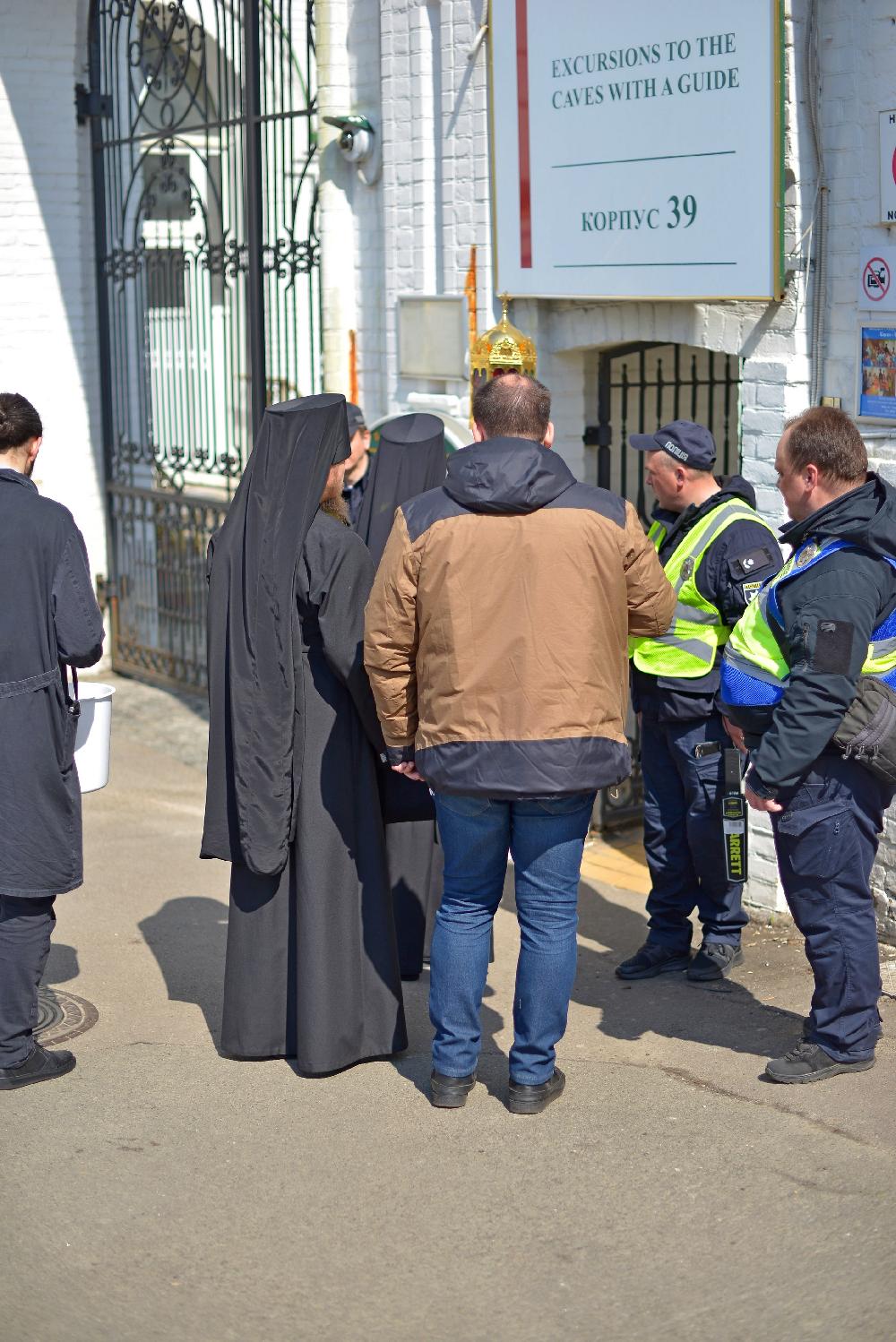 Киево-Печерская лавра, захват Лавры, полиция в Лавре пускает только по паспортам, люди идут на молитву, защиту святой Лавры, верующие, православные Киевская святыня\святыни, верующие, молитвенное стояние, поліція в Лаврі пускає тільки за паспортами, люди йдуть на молитву, захист святої Лаври, віряни, православні the police in the Lavra allow entry only with passports, people go to prayer, protection of the Holy Lavra, believers, Orthodox