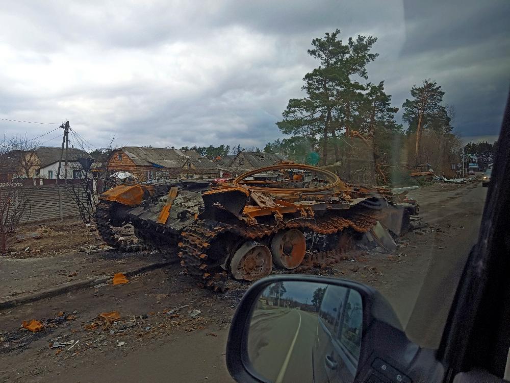 Війна в Україні, дороги в Україні під час війни, руйнування від снарядів, руйнування під час війни,  військові дії в Україні, знищена війскова техніка РФ, знищена війскова техніка ЗСУ, Война в Украине, уничтожена военная техника РФ, уничтожена военная техника ВСУ, дороги в Украине во время войны, разрушение от снарядов, разрушение во время войны, военные действия в Украине, уничтоженная военная техника рф на дороге фото War in Ukraine, roads in Ukraine during the war, destruction from shells, destruction during the war, military operations in Ukraine, destroyed military equipment of the Russian Federation, destroyed military equipment of the Armed Forces of Ukraine