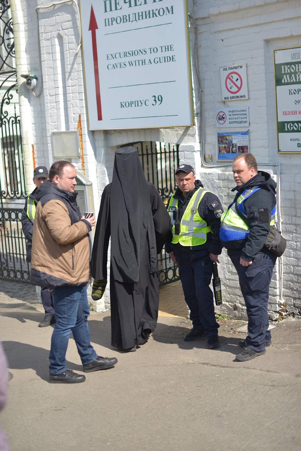 Киево-Печерская лавра, захват Лавры, полиция в Лавре пускает только по паспортам, люди идут на молитву, защиту святой Лавры, верующие, православные Киевская святыня\святыни, верующие, молитвенное стояние, поліція в Лаврі пускає тільки за паспортами, люди йдуть на молитву, захист святої Лаври, віряни, православні the police in the Lavra allow entry only with passports, people go to prayer, protection of the Holy Lavra, believers, Orthodox