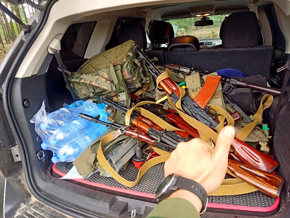 Автомобіль повний зброї The car is full of weapons Автомобиль полон оружия