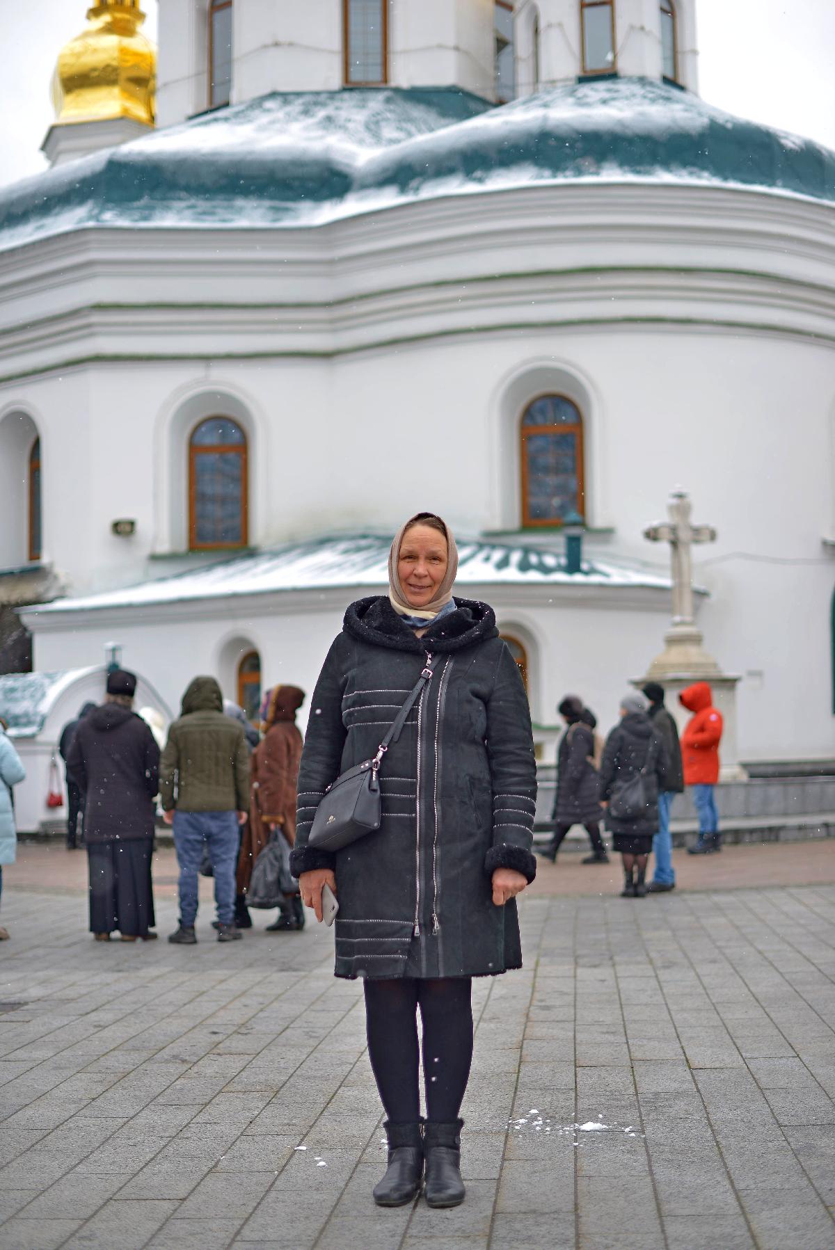 Киево-Печерская лавра, православная христианка , верующая женщина на фоне храма