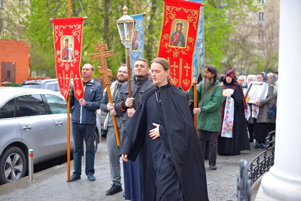 монастири киева , монастырь Крестный ход , Введенский монастырь , мужской монастырь украинской православной церкви , Крестный ход вокруг монастыря