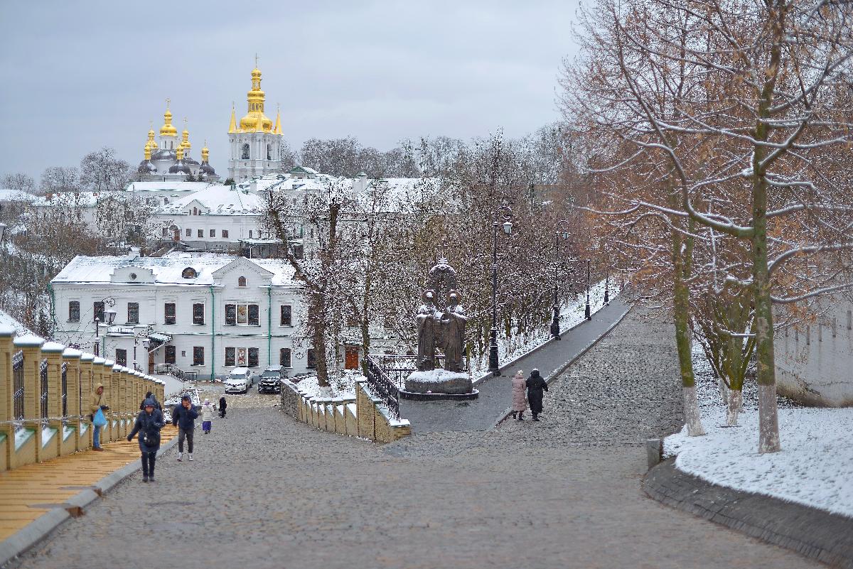 Киево-Печерская лавра, захват Лавры, Киевская святыня\святыни, верующие, прихожане, православные, люди идут на молитву, защита святой Лавры, віряни, православні, віруючі,