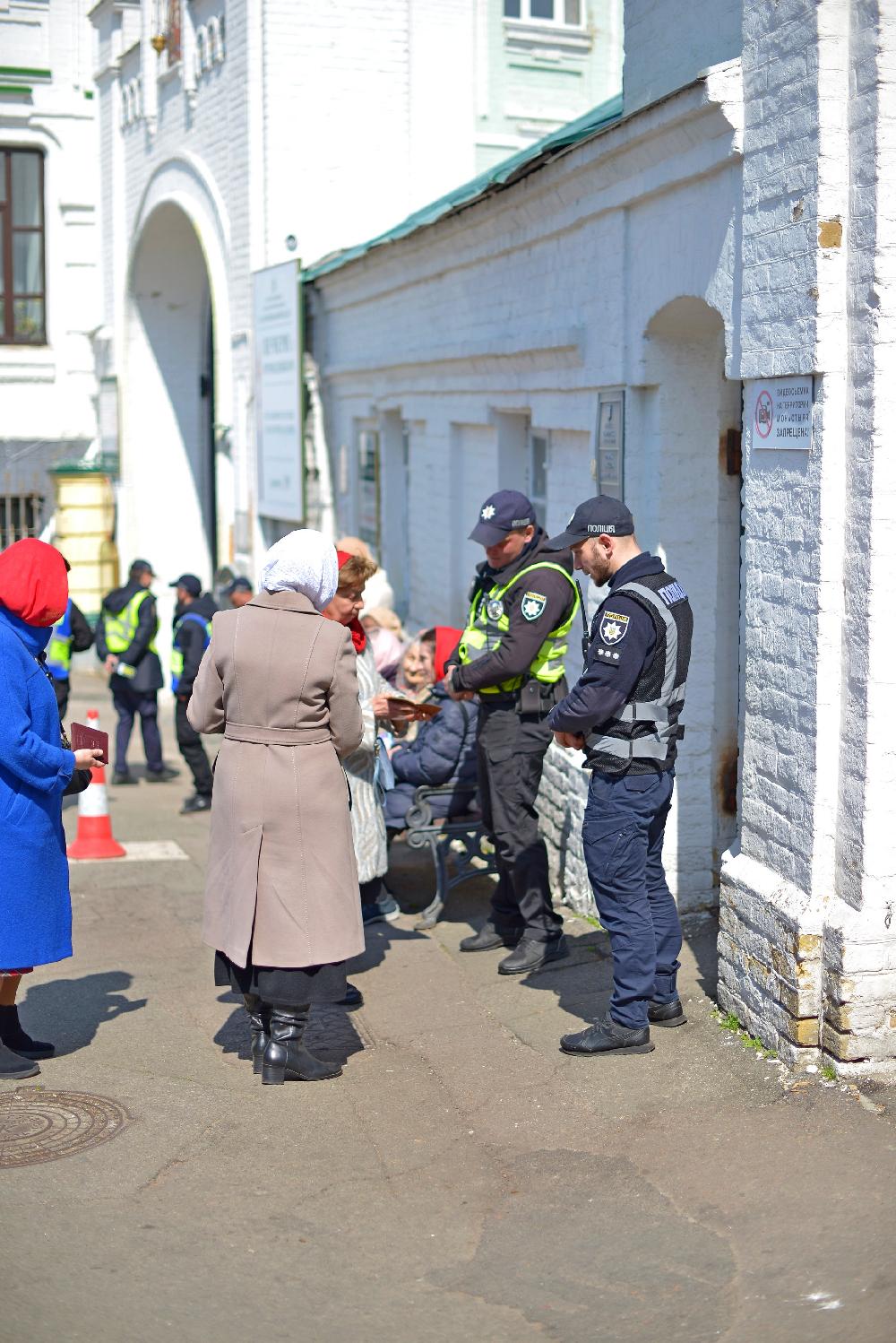 Киево-Печерская лавра, захват Лавры, полиция в Лавре пускает только по паспортам, люди идут на молитву, защиту святой Лавры, верующие, православные Киевская святыня\святыни, верующие, молитвенное стояние, поліція в Лаврі пускає тільки за паспортами, люди йдуть на молитву, захист святої Лаври, віряни, православні the police in the Lavra allow entry only with passports, people go to prayer, protection of the Holy Lavra, believers, Orthodox