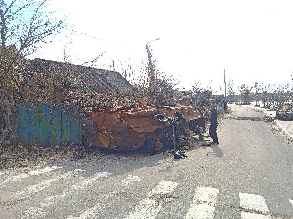 Війна в Україні, дороги в Україні під час війни, руйнування від снарядів, руйнування під час війни,  військові дії в Україні, знищена війскова техніка РФ, знищена війскова техніка ЗСУ, Война в Украине, уничтожена военная техника РФ, уничтожена военная техника ВСУ, дороги в Украине во время войны, разрушение от снарядов, разрушение во время войны, военные действия в Украине, уничтоженная военная техника рф на дороге фото War in Ukraine, roads in Ukraine during the war, destruction from shells, destruction during the war, military operations in Ukraine, destroyed military equipment of the Russian Federation, destroyed military equipment of the Armed Forces of Ukraine