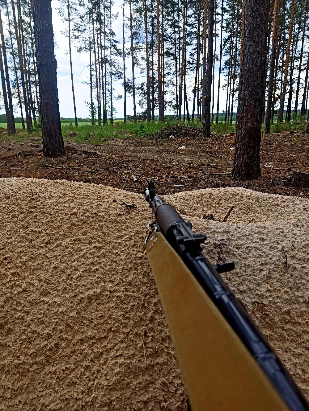 В окопі з автоматом ак 74 In a trench with an AK 74 machine gun