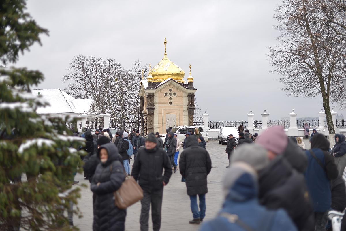 Киево-Печерская лавра, захват Лавры, Киевская святыня\святыни, верующие, молитвенное стояние, прихожане, православный люд молится, православные, люди идут на молитву, защита святой Лавры, віряни, православні, віруючі,