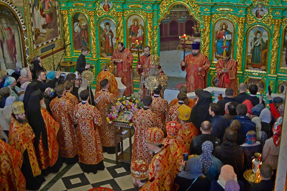 Служба в Києві Печерській лаврі з митрополитом Онуфрієм, кадіння, собор священиків, архієрейська служба. Служба в Киево Печерской лавре с митрополитом Онуфрием, каждение, собор священников, архиерейская служба. Service at the Kiev Pechersk Lavra with Metropolitan Onuphry, censing, a council of priests, a hierarchal service.