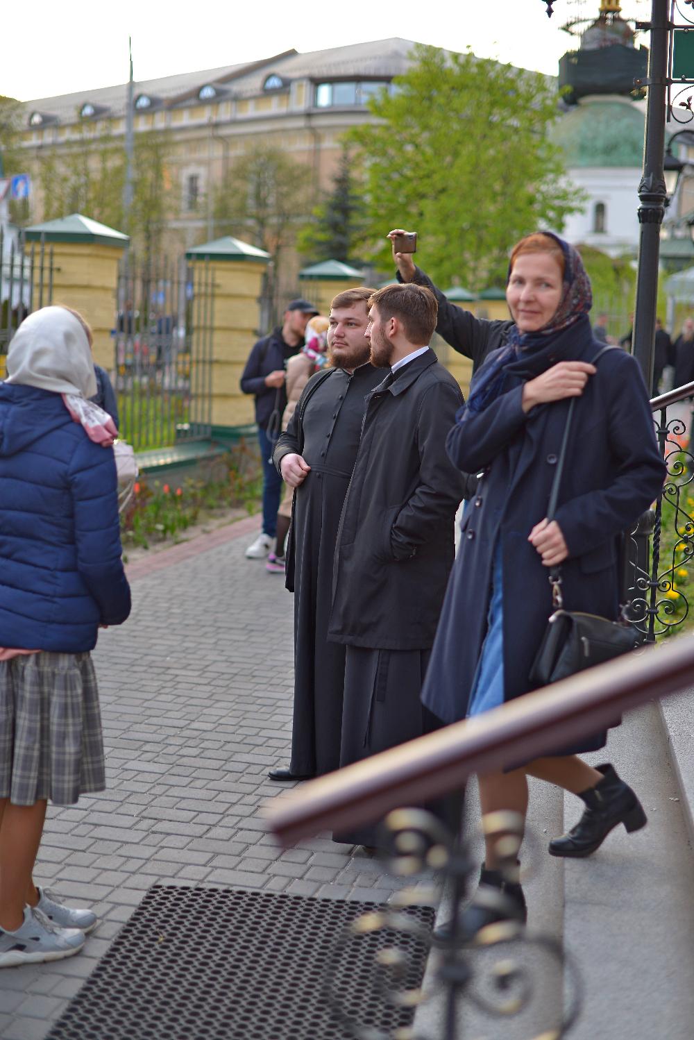 Віруючі люди, православні після служби. Верующие люди, православные люди после службы. Believers, Orthodox people after the service.