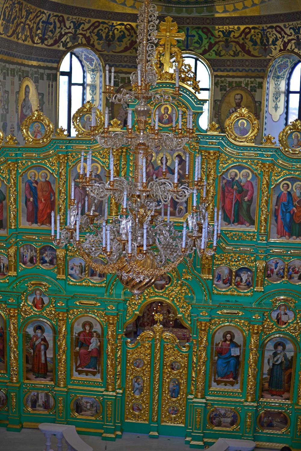 Православний храм всередині, зелений вівтар. An Orthodox church inside, a green altar. Православный храм внутри, зеленый алтарь.