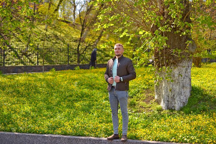 Парень на фоне цветов The guy on the background of flowers Хлопець на тлі квітів