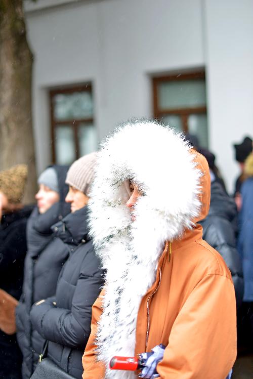 Киево-Печерская лавра, православная женщина в пуховике , женщина в куртке Аляска Kiev-Pechersk Lavra, an Orthodox woman in a down jacket, a woman in a jacket Alaska