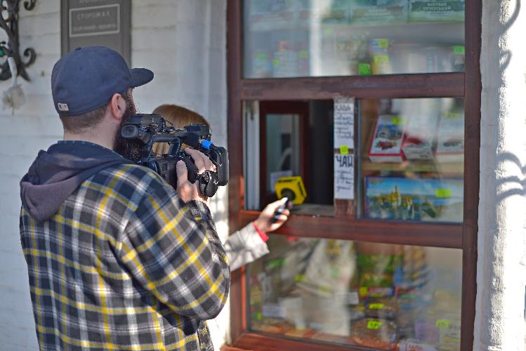 Журналісти беруть інтерв'ю. Журналисты берут интервью. Journalists are interviewed.