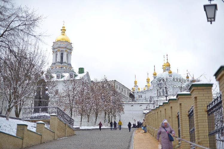 Киево-Печерская лавра, трапезный храм, колокольня, захват Лавры, Киевская святыня\святыни, верующие, прихожане, православные, люди идут на молитву, защита святой Лавры, віряни, православні, віруючі, Києво Печерська Лавра