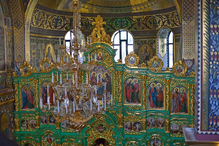 Православний храм всередині, зелений вівтар. An Orthodox church inside, a green altar. Православный храм внутри, зеленый алтарь.