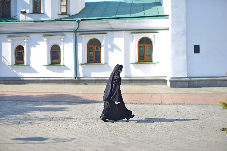 Православний чернець йде на службу. Православный монах идет на службу. An Orthodox monk goes to the service.