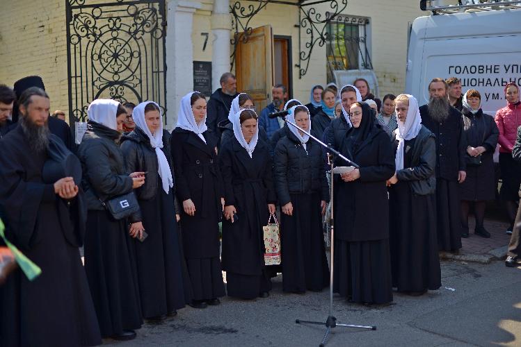 Киево-Печерская лавра, захват Лавры, православный хор защищает Лавру, Киевская святыня\святыни, верующие, молитвенное стояние, прихожане, православный люд молится, православные, люди идут на молитву, защита святой Лавры, віряни, православні, віруючі, Kiev-Pechersk Lavra, capture of Lavra, Kiev shrine\shrines, priest prays, believers, standing in prayer, parishioners, Orthodox people pray, Orthodox, people go to prayer, protection of St. Lavra, 